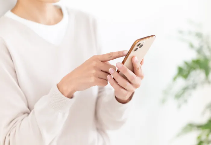 スマートフォンで塗装の相場を調べる様子