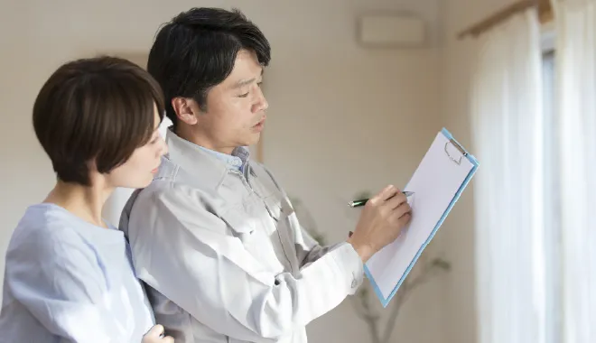 お客様の要望をメモに残す様子
