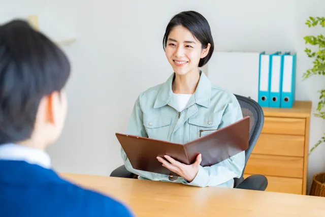 女性スタッフがカラーサンプルを見せて打ち合わせする様子
