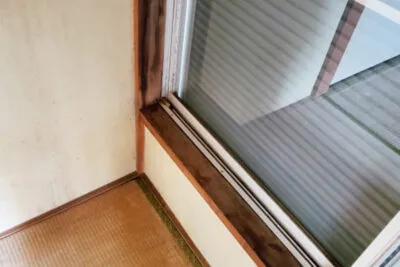 室内に雨漏りしている様子