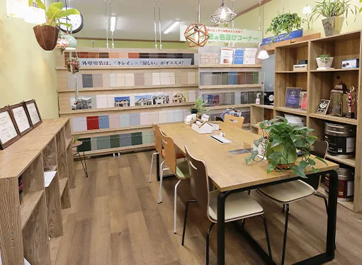 ショールームに並ぶ豊富な塗料の展示