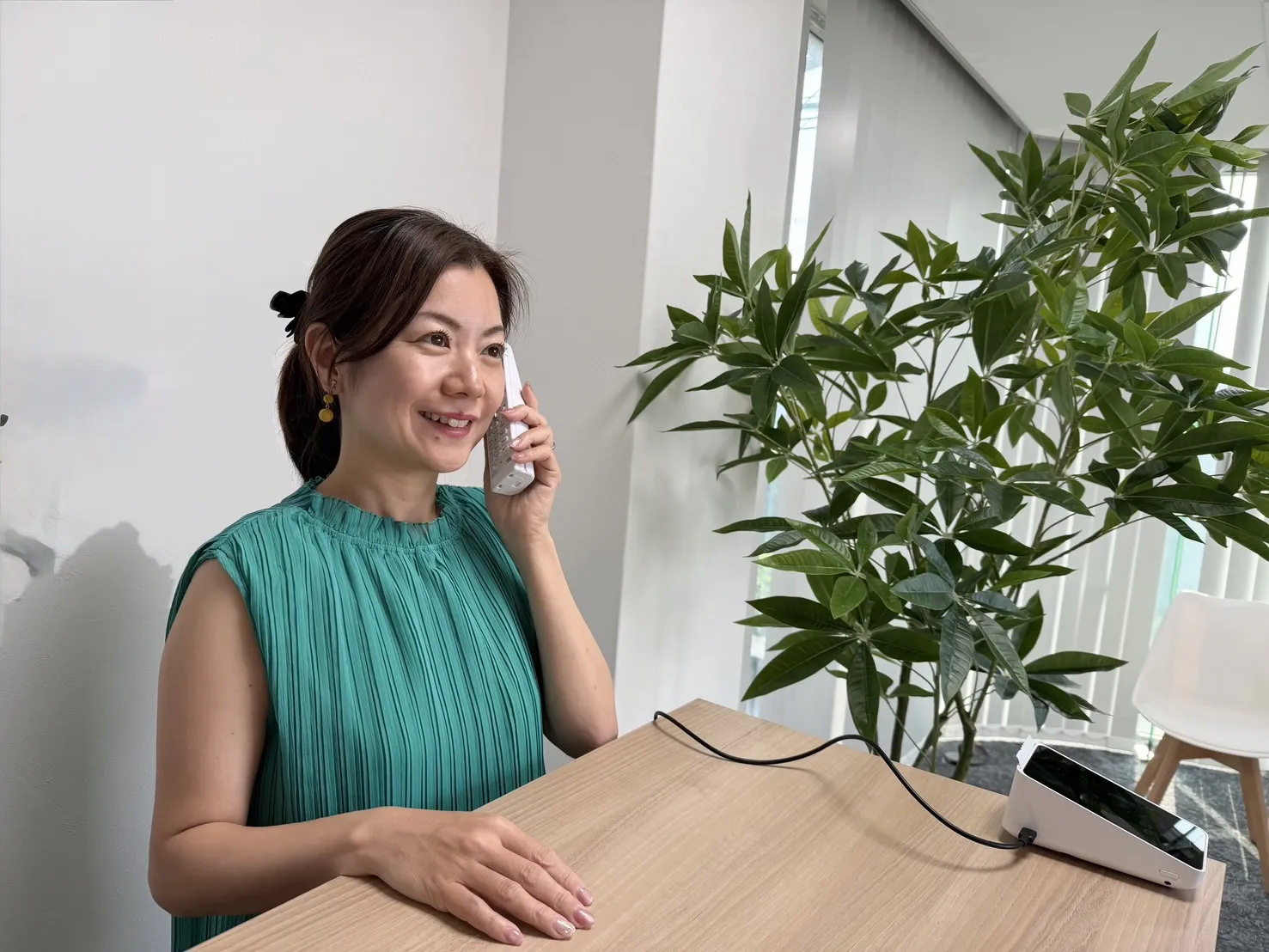 笑顔で電話対応をするスタッフ