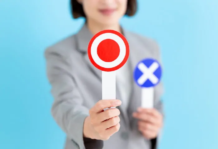 診断書面を提示する様子