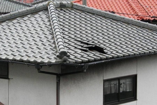 瓦屋根が雨漏りした場合の原因と修理方法！費用相場も解説！