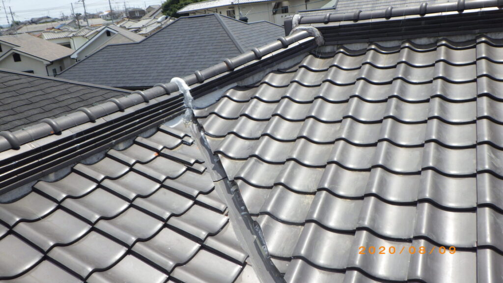 枚方市で谷板金からの雨漏りを修理しました！