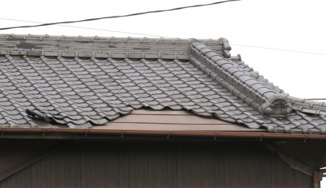 塗装できない屋根｜①はがれや欠損が広く発生している