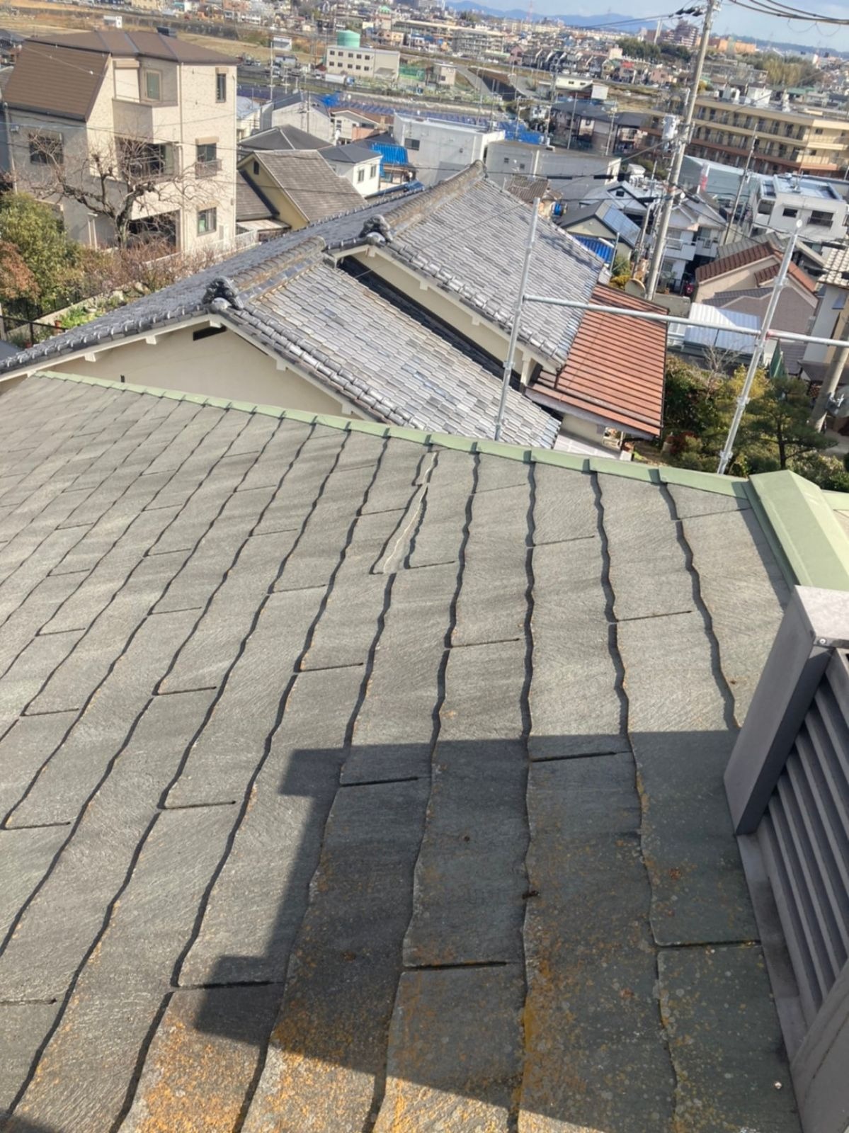 大阪府枚方市　屋根のひび割れ→スレート屋根のカバー工法② 施工前