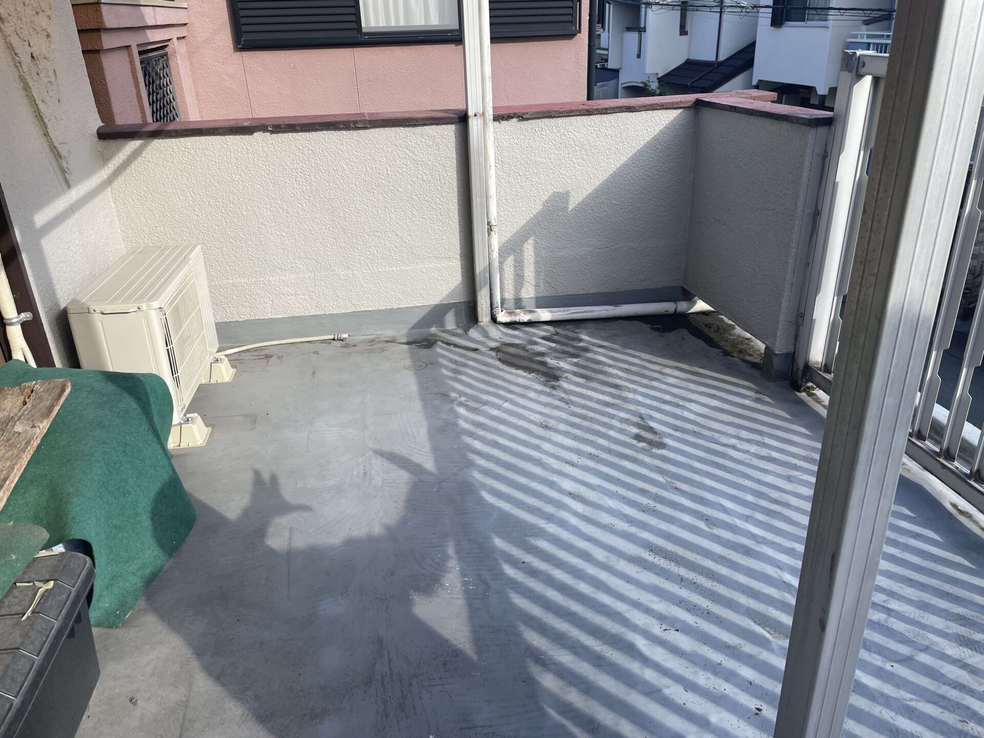 大阪府茨木市　防水工事/通気緩衝工法　ベランダ下のトイレから雨漏り 施工前