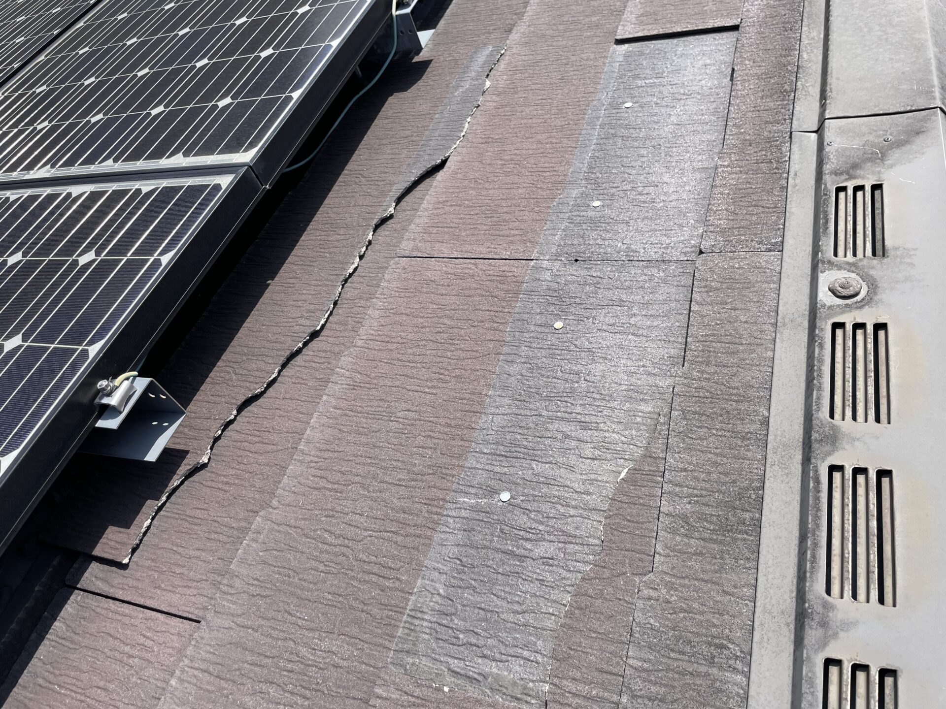 大阪府高槻市　屋根工事　スレート瓦差し替え　棟板金のビス打ち替え 施工前