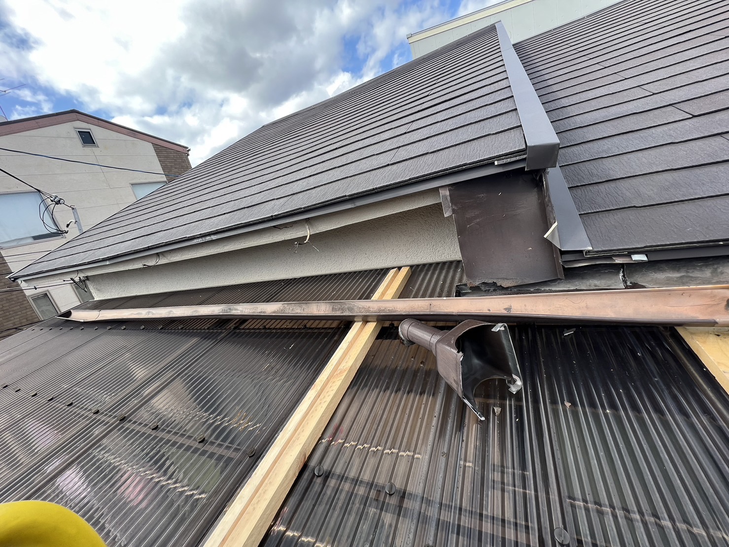 大阪府寝屋川市萱島東　雨樋が割れて、集水器が外れた　瓦割れシーガード工事 施工前