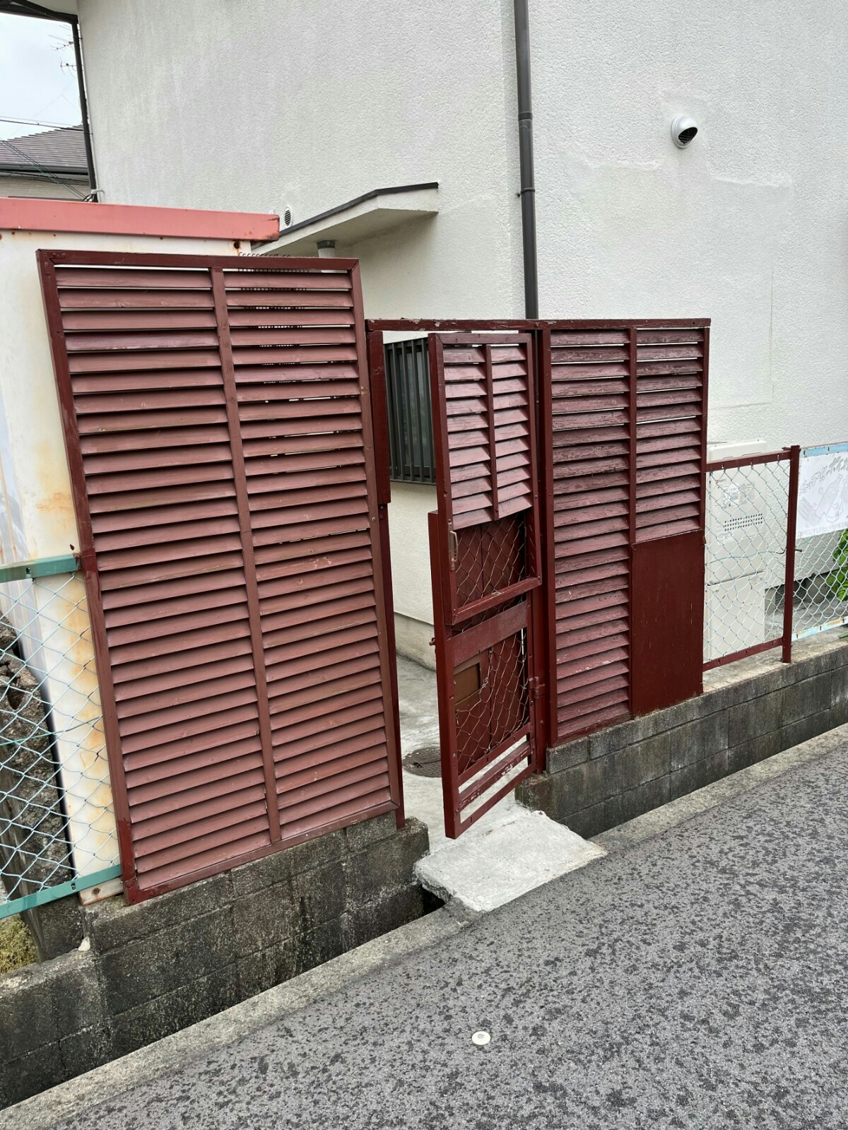 大阪府寝屋川市萱島南町　勝手口ドア取替　金属サイディング使用 施工前