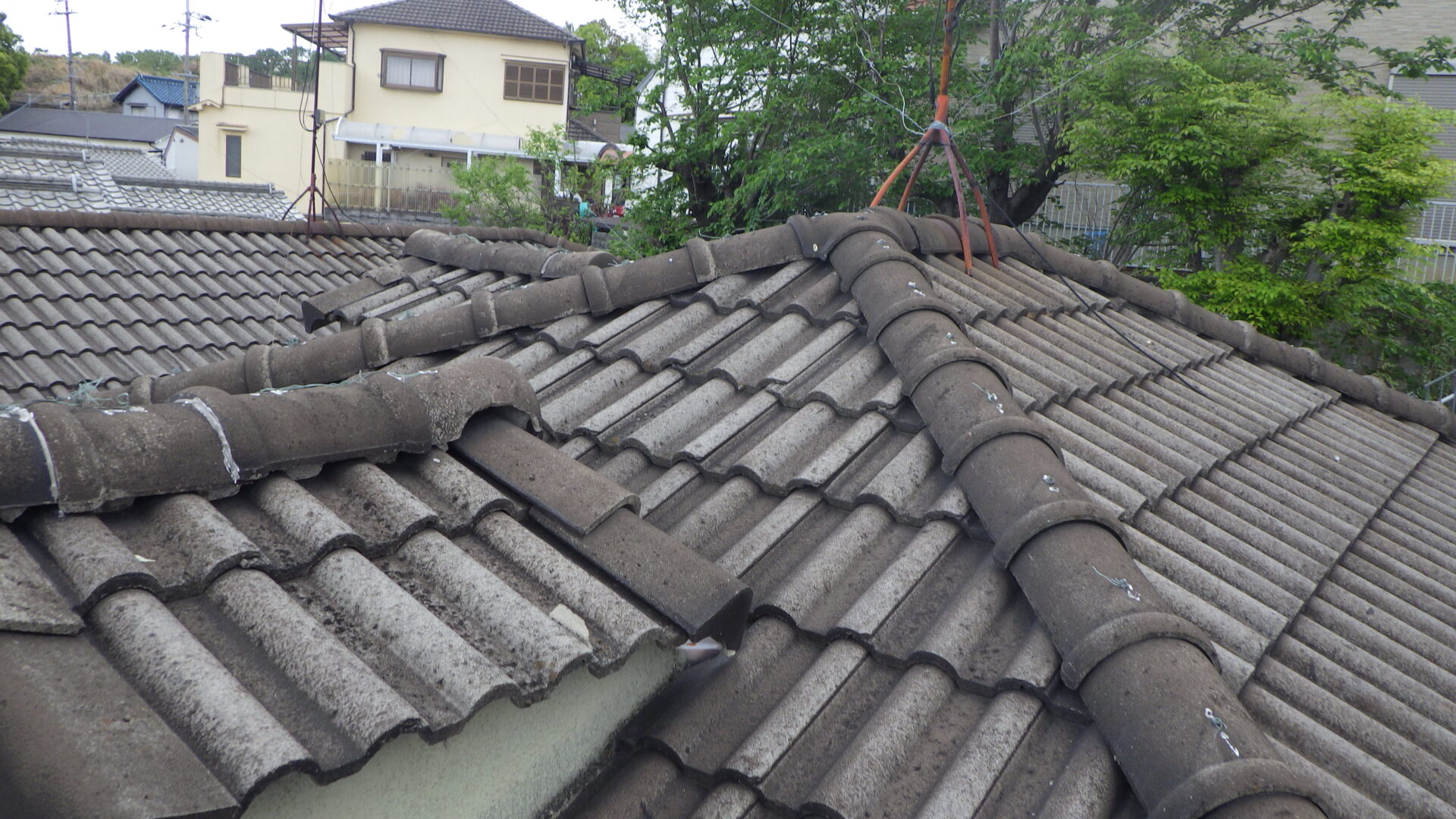大阪府枚方市走谷　モニエル瓦に粉拭き　屋根塗装工事　 施工前
