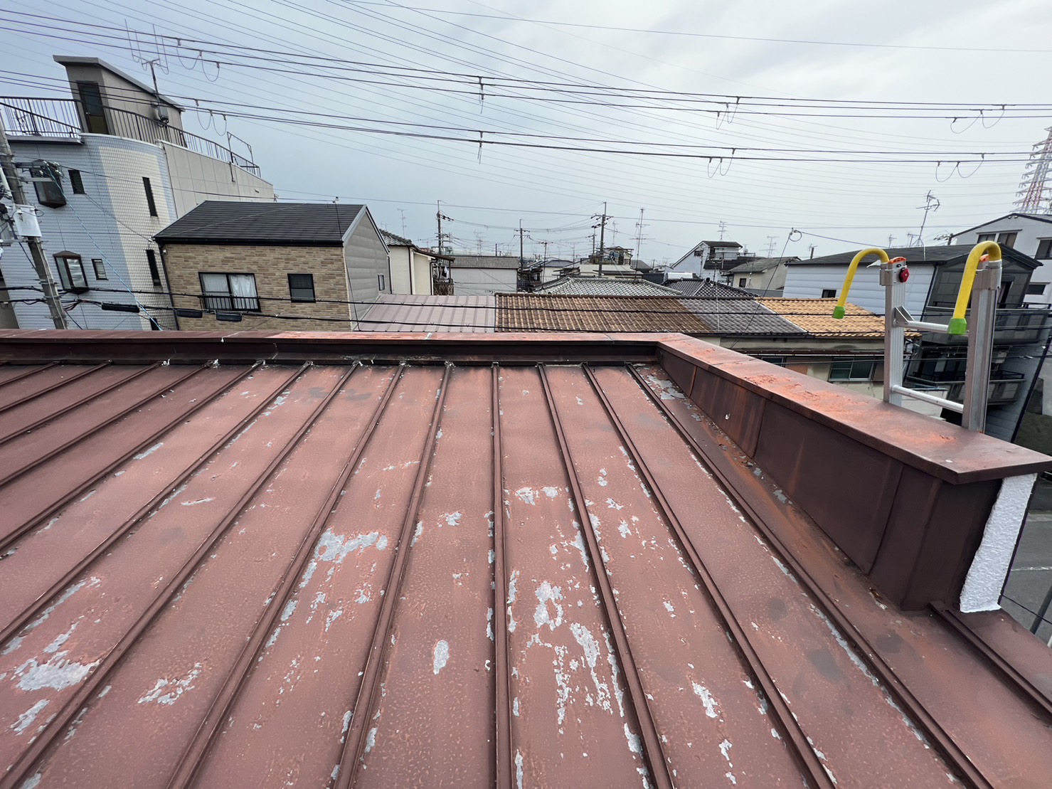 大阪府寝屋川市楠根南町　トタン屋根から雨漏り　板金カバー工法 施工前