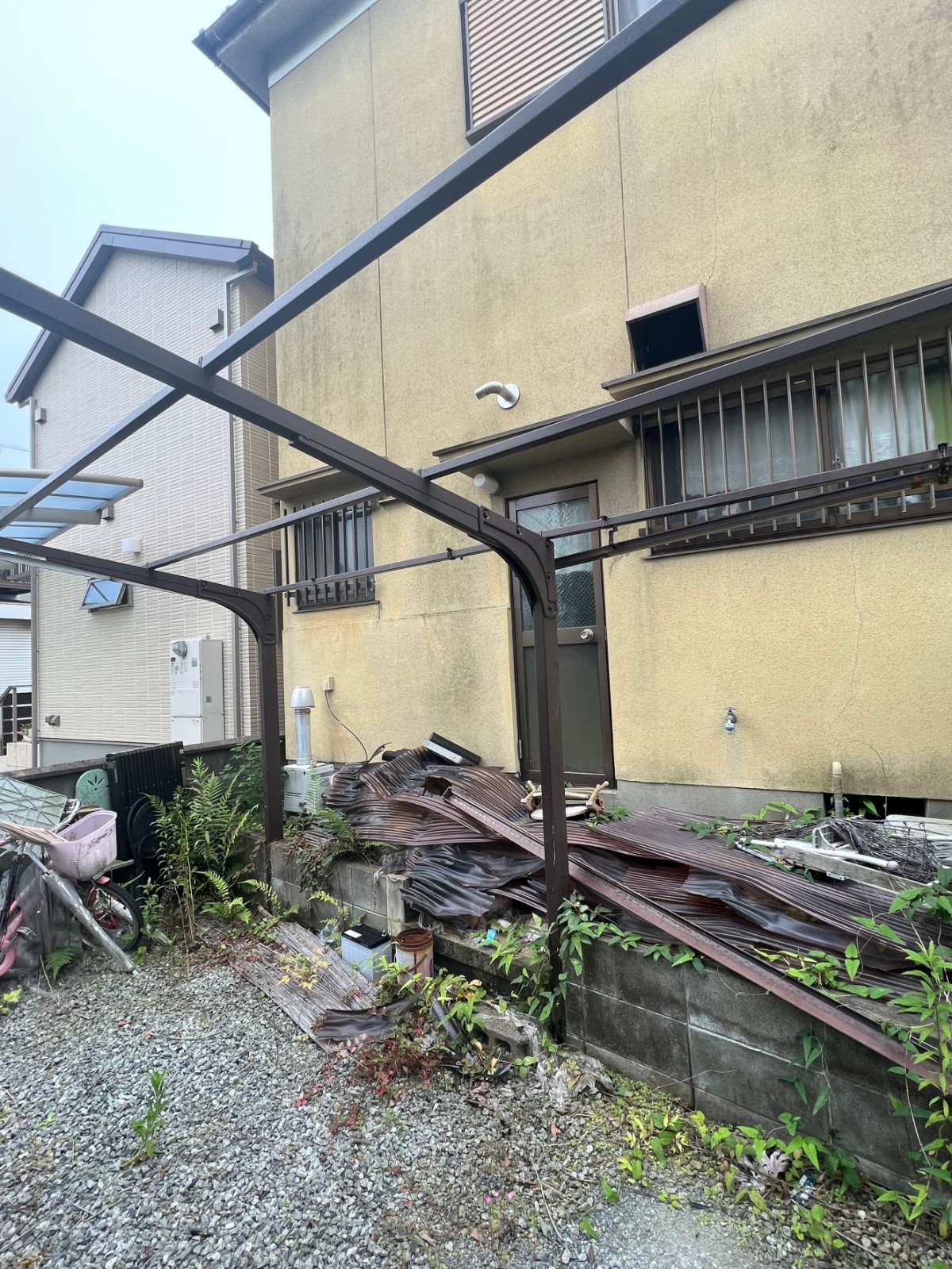 大阪府枚方市楠葉中町　カーポートの波板張替・外壁ひび割れ補修・熨斗瓦補修 施工前