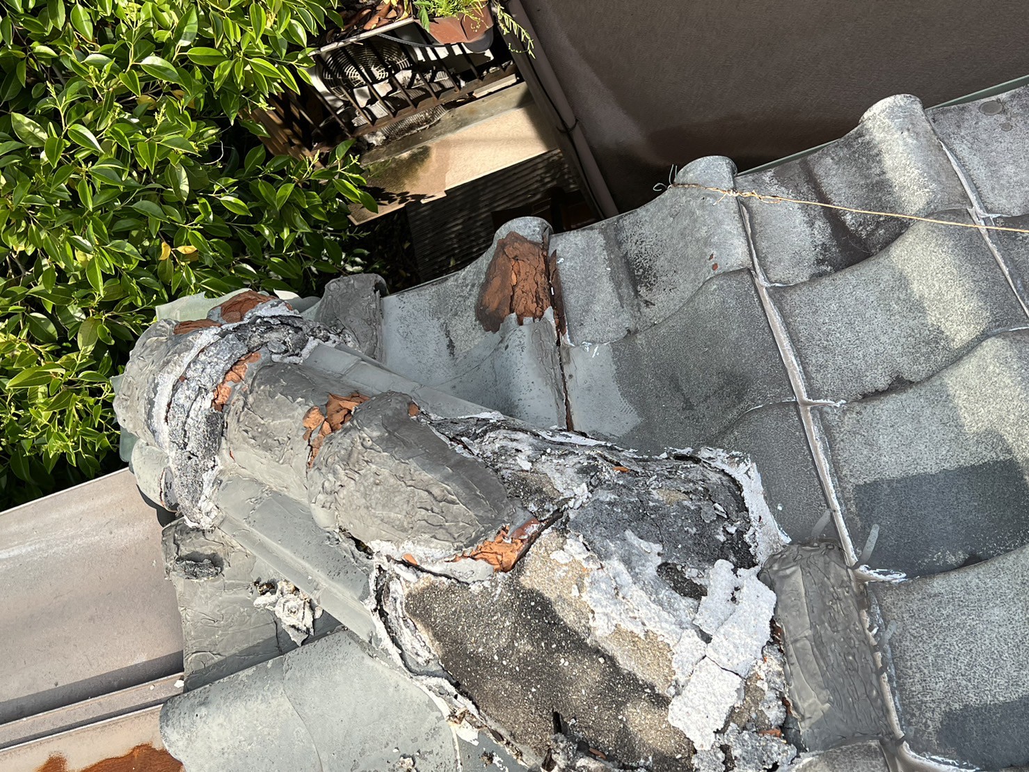 大阪府寝屋川市成田西町　気付いたら壁に雨染み、屋根に苔・・・　棟積替え　屋根下地補修 施工前