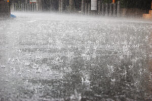 大阪でゲリラ豪雨が多いですね?お家の窓枠や天井など雨漏りしていないかご確認を！！
