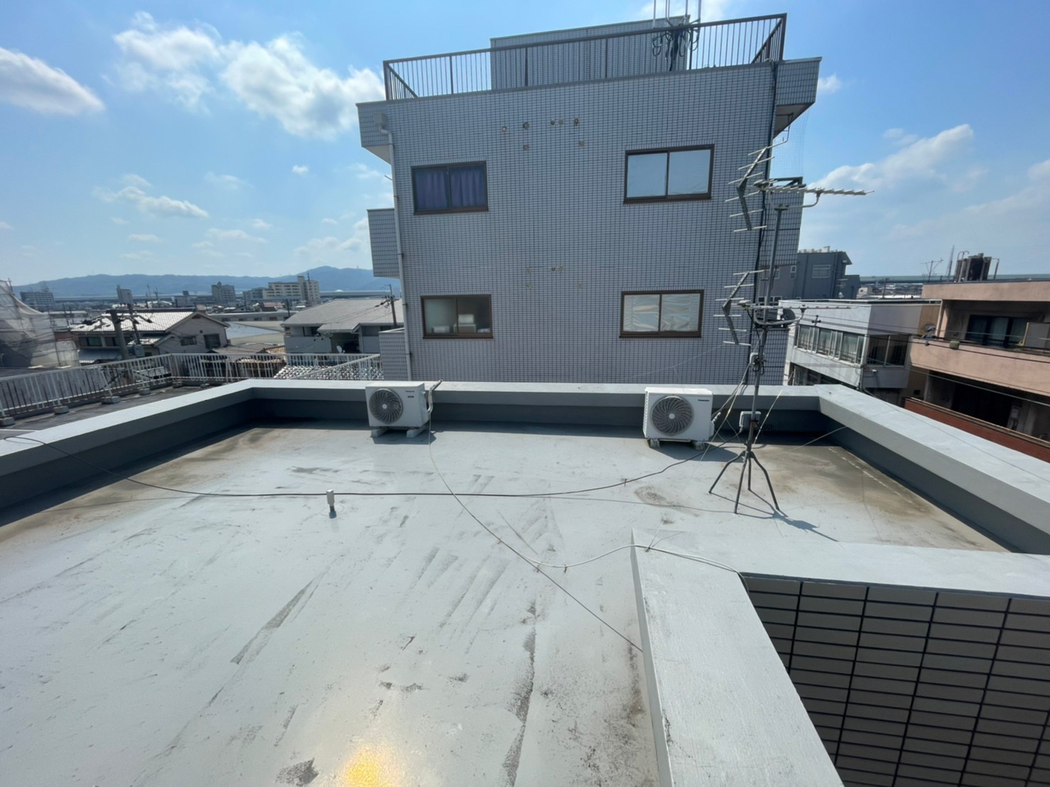 大阪府寝屋川市萱島本町　防水の膨れを発見　雨漏り防止に笠木板金工事 施工前