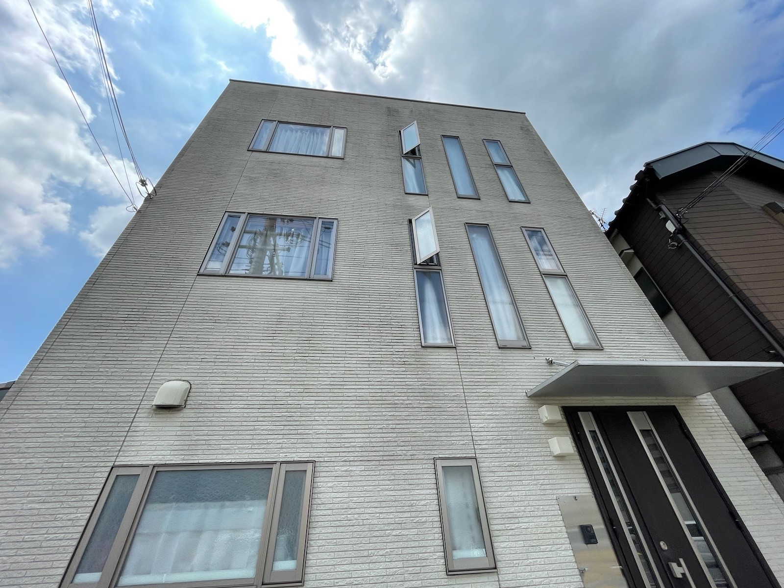大阪府枚方市長尾元町　排気ガス汚れに効果的　外壁・基礎・外構塗装工事 施工前