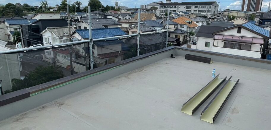 大阪府枚方市中宮　笠木からの雨漏り　笠木板金カバー工事 施工前