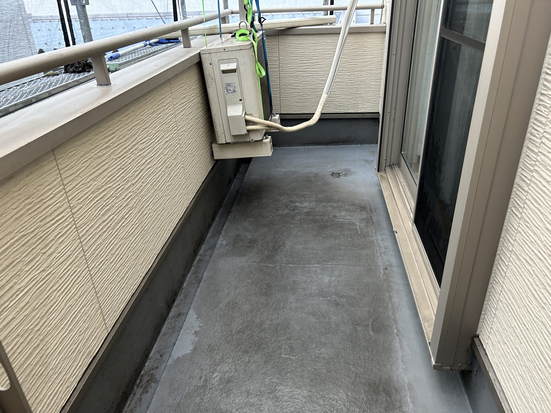 大阪府吹田市豊津町　外壁リフォーム　ベランダ防水工事　ウレタン塗膜防水　密着工法 施工前