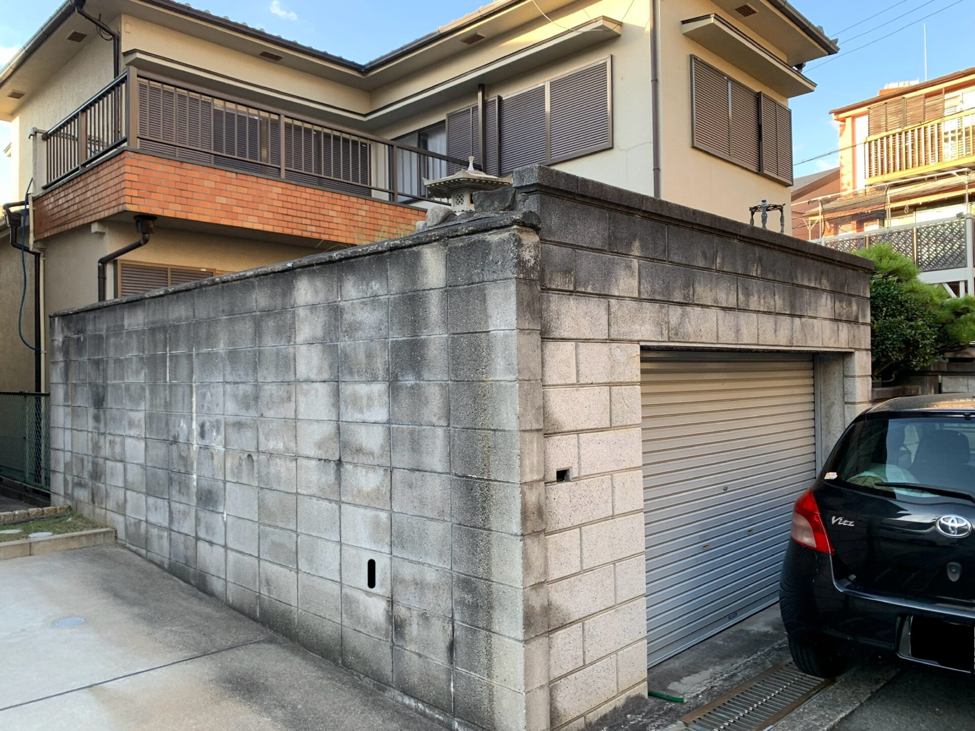 大阪府吹田市朝日が丘町　ガレージ改修　外構工事　ブロック塀とシャッターガレージを広々カーポートに大改造！ 施工前
