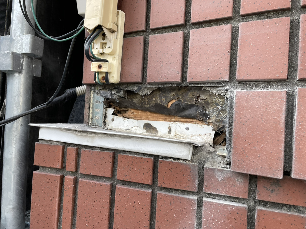 大阪府寝屋川市寿町　雨漏り板金工事　タイル復旧 施工前
