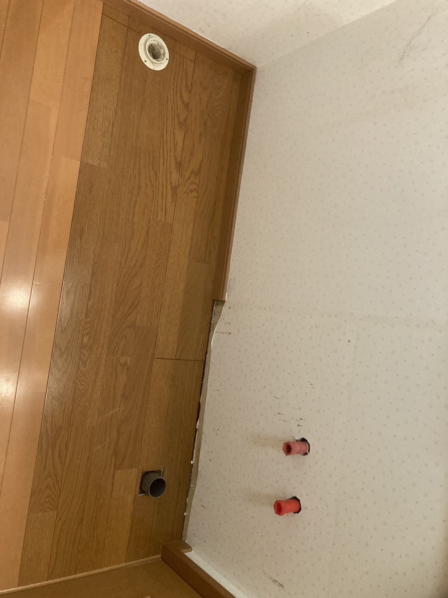大阪府寝屋川市楠根　洗濯機からの漏水でフローリングに傷み　床板張替工事 施工前