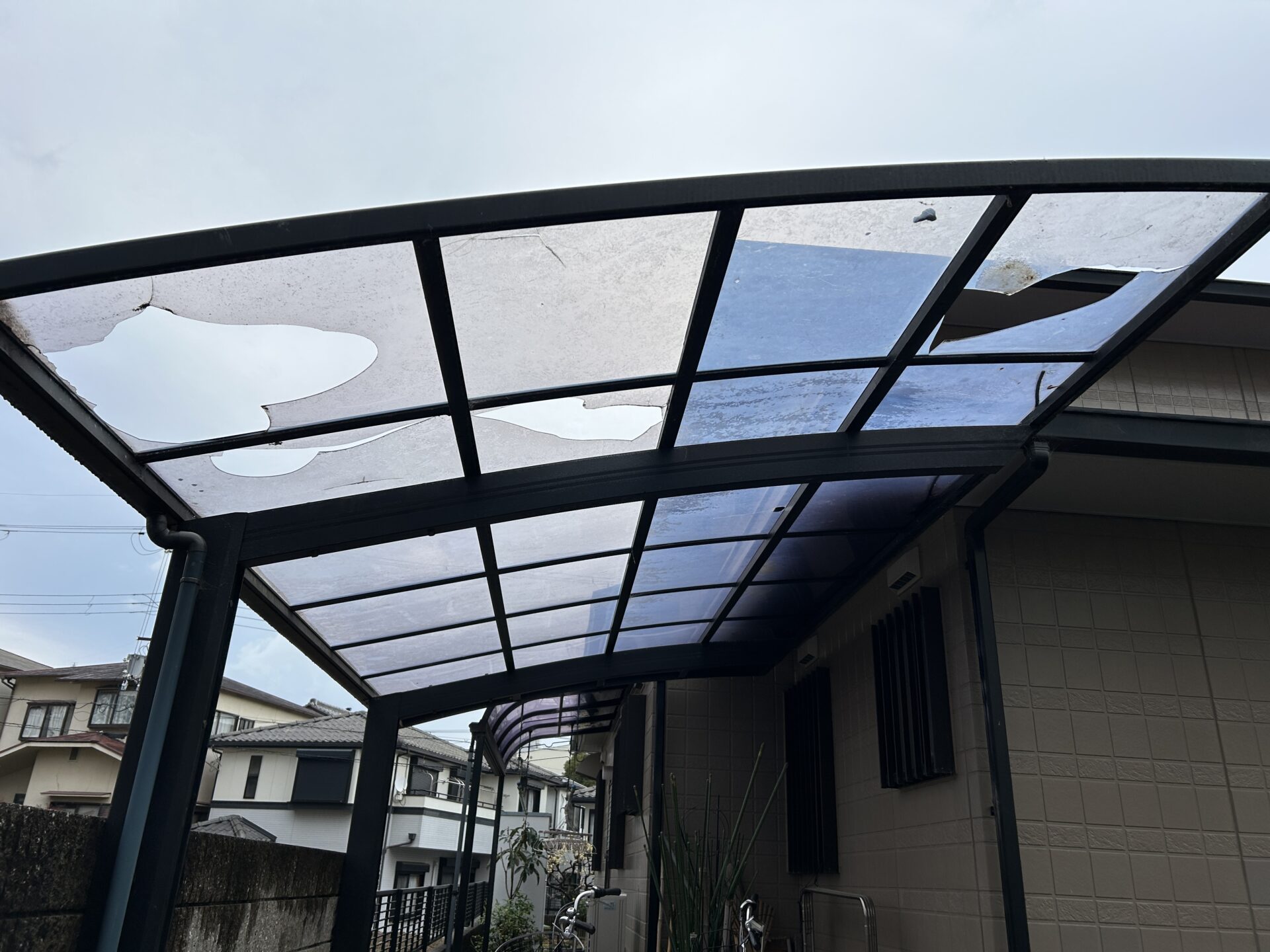 大阪府吹田市五月が丘　ガレージ屋根　雹で穴が空いたポリカ板の貼り替え工事 施工前