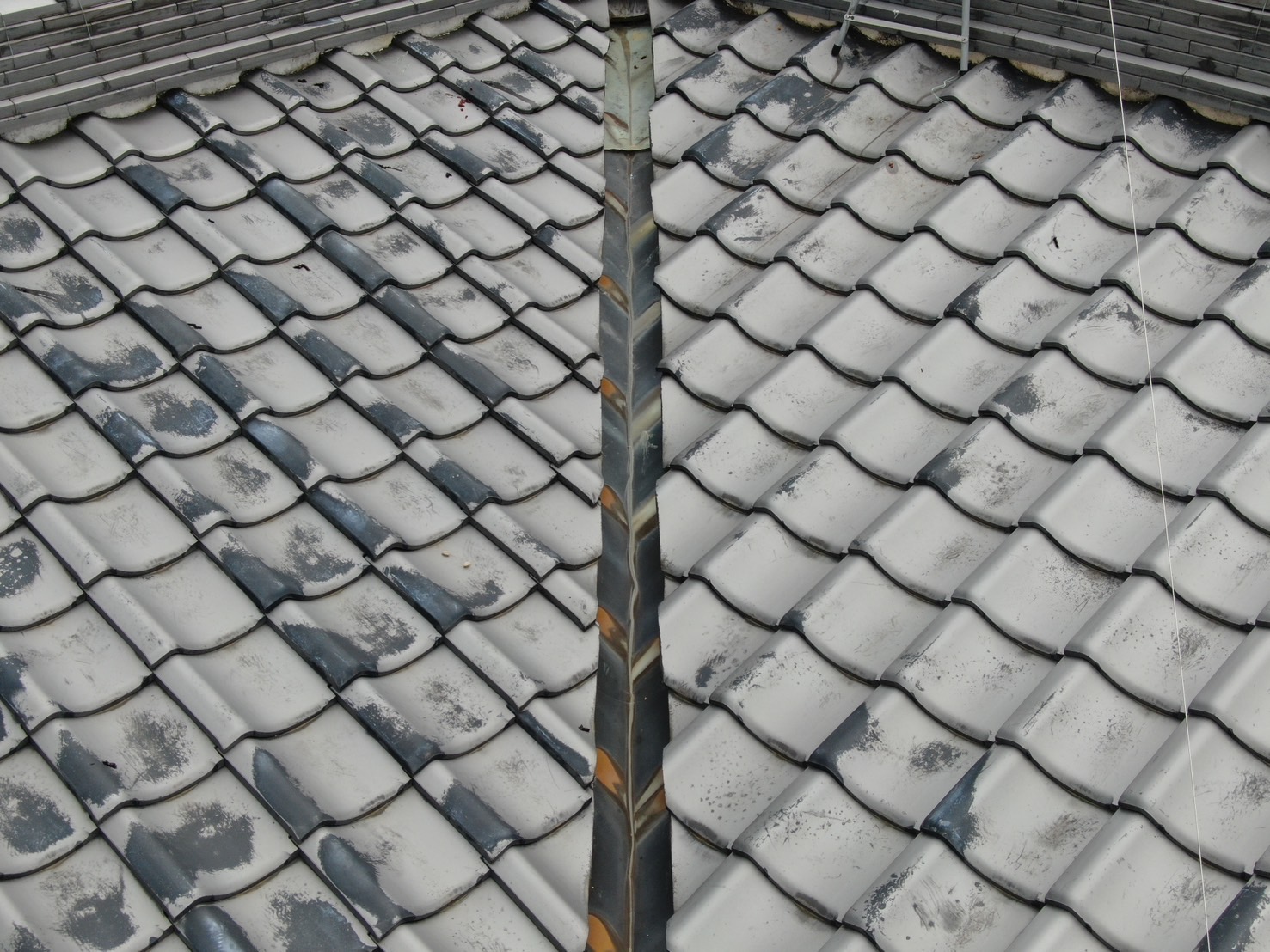 大阪府枚方市星ヶ丘　屋根板金の劣化による雨漏り　補修工事 施工前