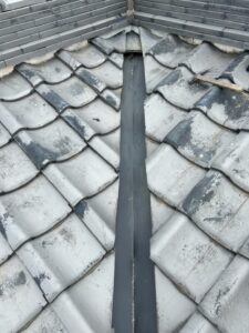 屋根板金の劣化による雨漏り　補修工事