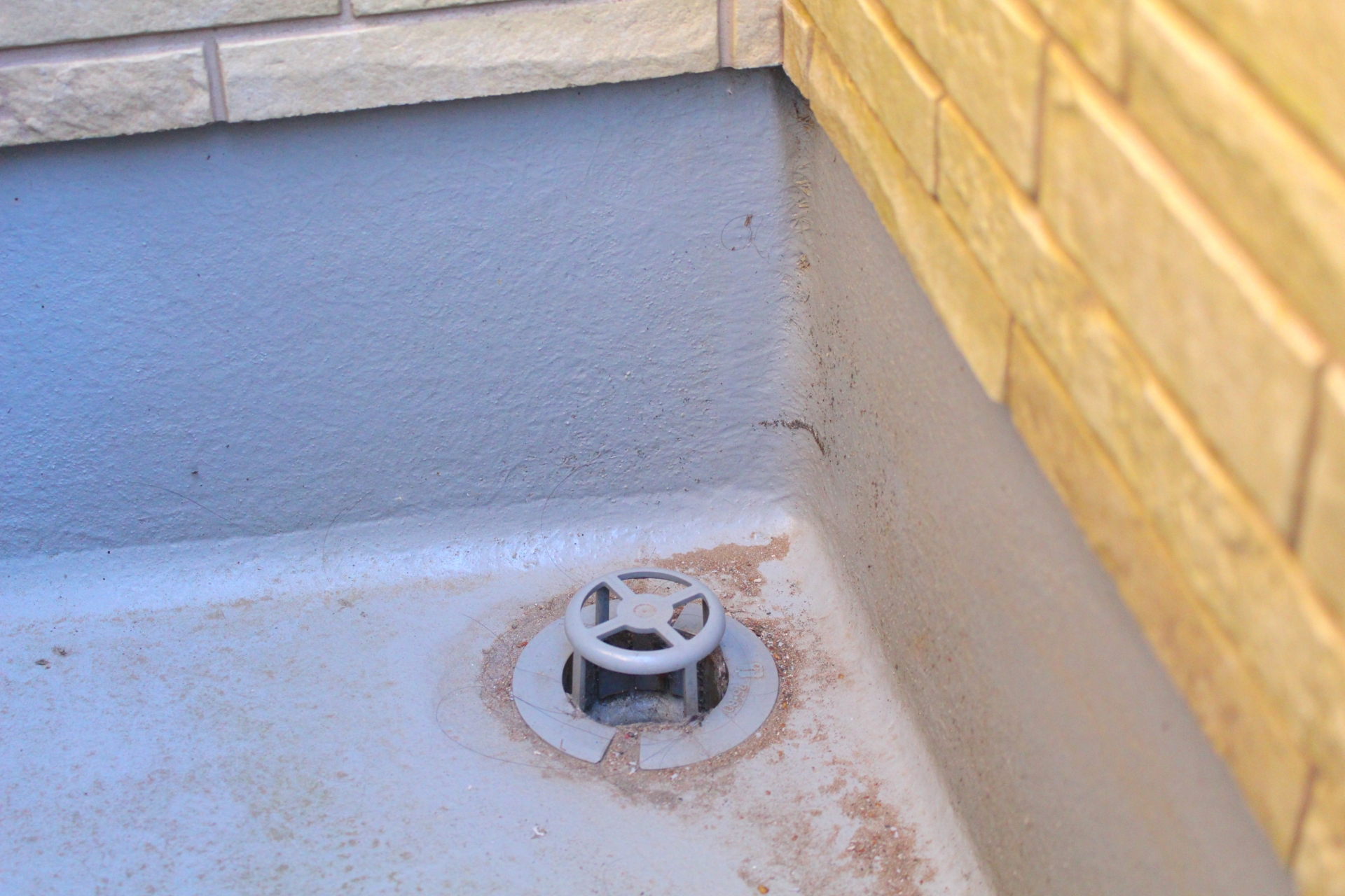 ベランダやバルコニー、屋上の排水不良はどうやって解消できる？