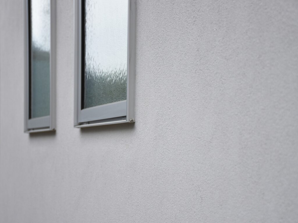 窓枠、カーテンボックスからの雨漏りはどこが原因？