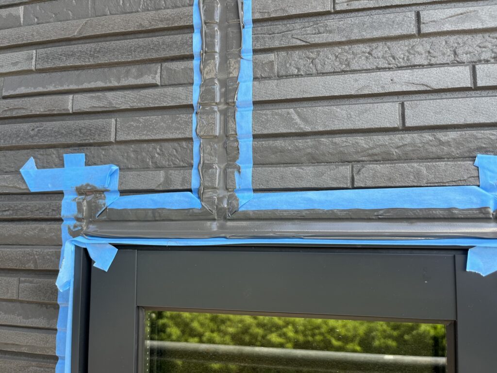 窓枠、カーテンボックスからの雨漏りはどこが原因？