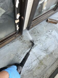 大阪府吹田市内本町O様邸　３階建１階天井から雨漏り　散水検査で原因追及
