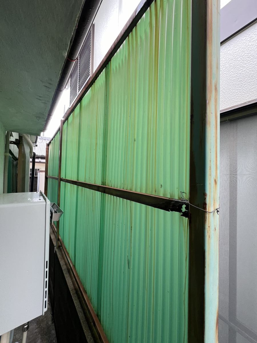 大阪府寝屋川市錦町　隣家との境界フェンスの修繕 施工前