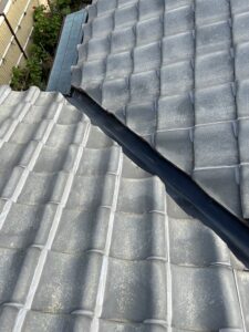 大阪府吹田市岸辺北Y様邸　天井から雨漏り！？　屋根の谷板金の腐食が原因　板金カバー工法による雨漏り修理