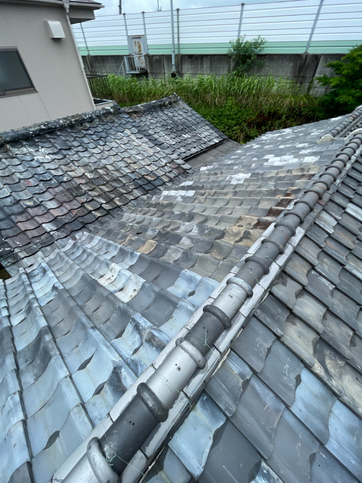 大阪府枚方市走谷　雨漏りから守る！屋根葺き替え工事とそのポイント 施工前