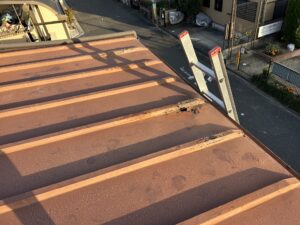大阪府茨木市西太田町M様邸　2階窓枠から雨漏り　屋根の穴あき　カバー工法