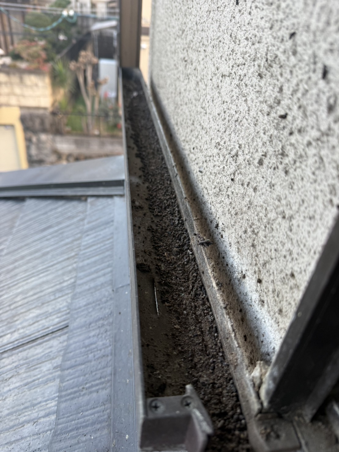 大阪府寝屋川市高宮あさひ丘　エアコン点検で発見！意外な場所に潜むコウモリの痕跡とは？　 施工前