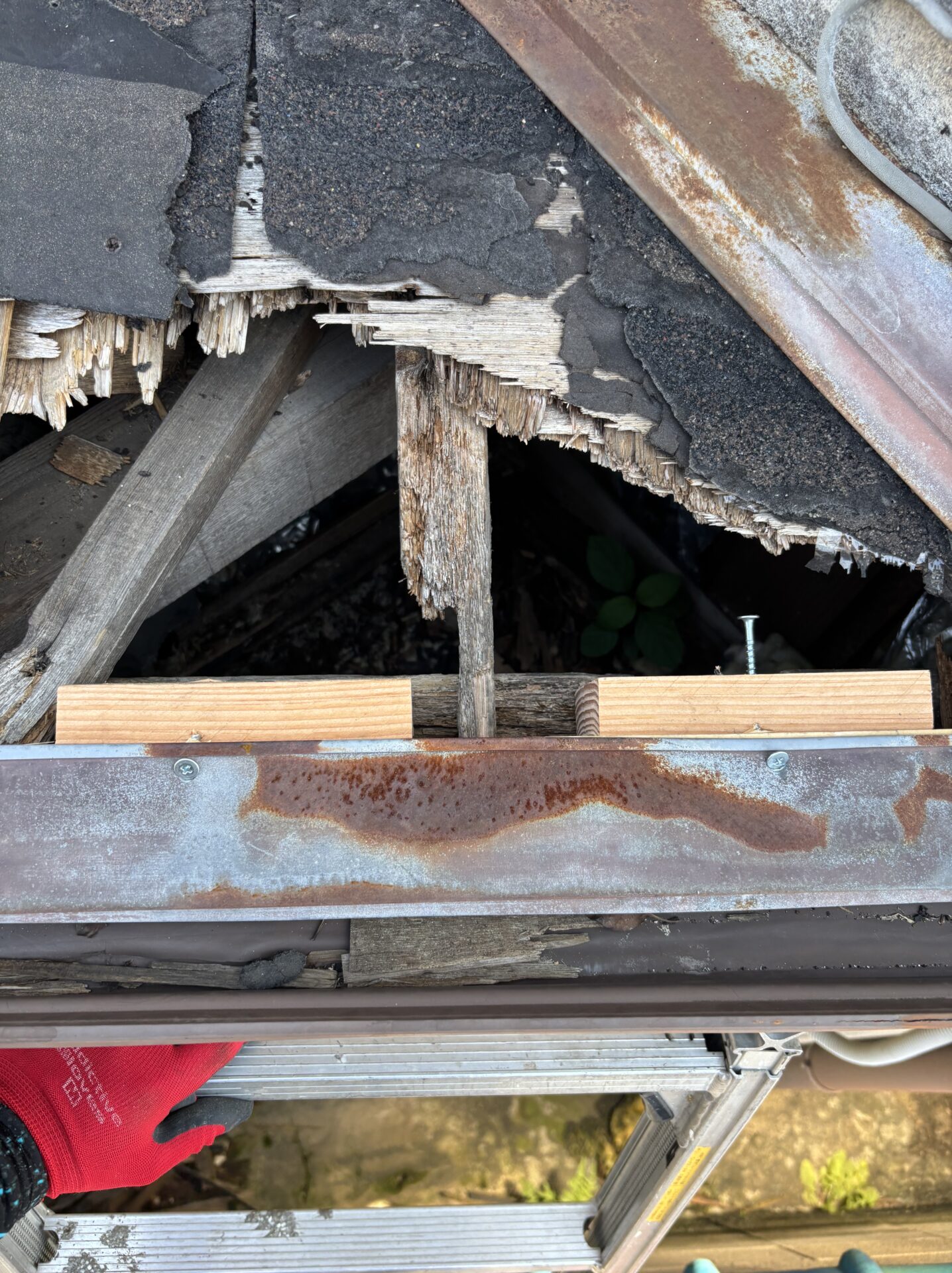 大阪府寝屋川市対馬江西町　下屋根の劣化を簡易補修！平板板金で全面カバー 施工前