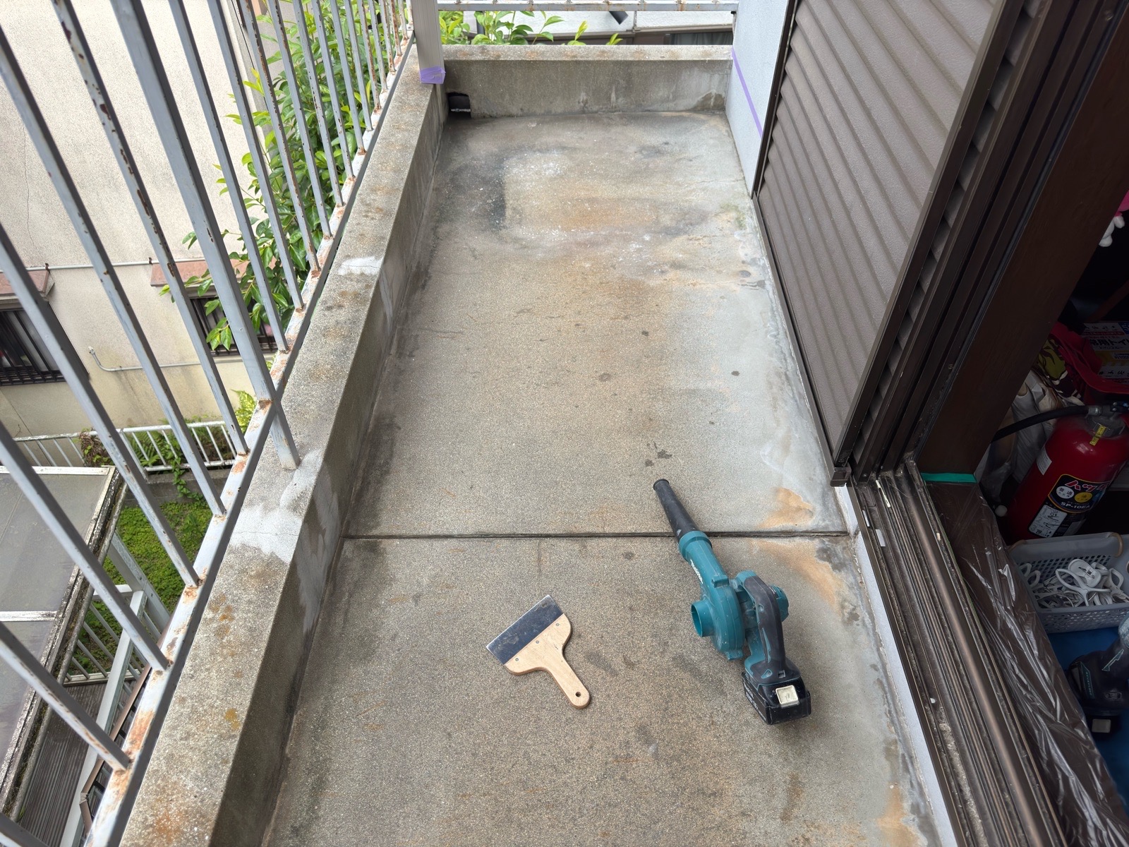 大阪府枚方市藤阪東町　通気緩衝工法でベランダ防水を長持ちさせましょう 施工前