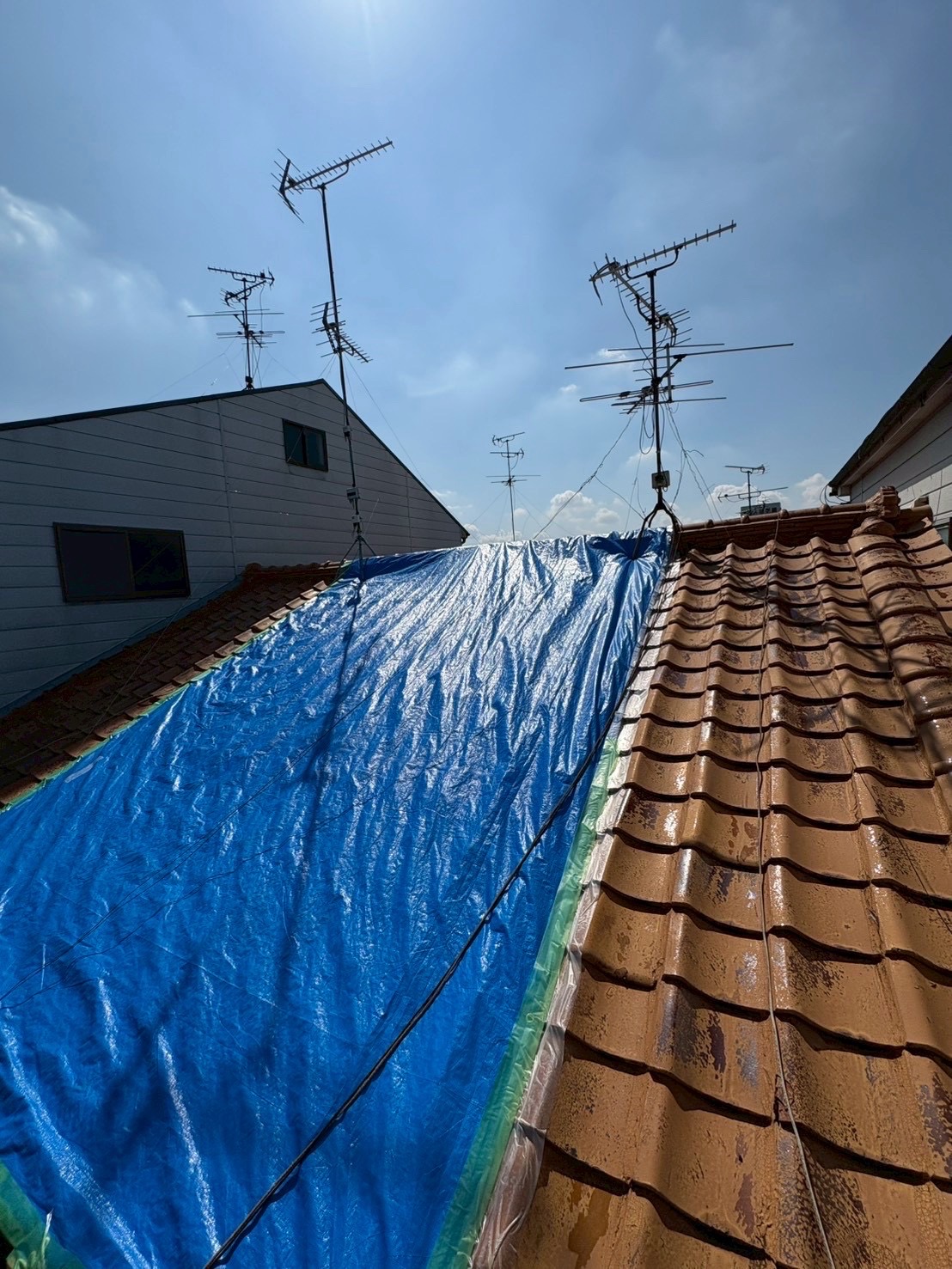 大阪府寝屋川市黒原旭町　ラバーロック瓦が原因の雨漏りを根本修繕！大屋根葺き替え工事 施工前