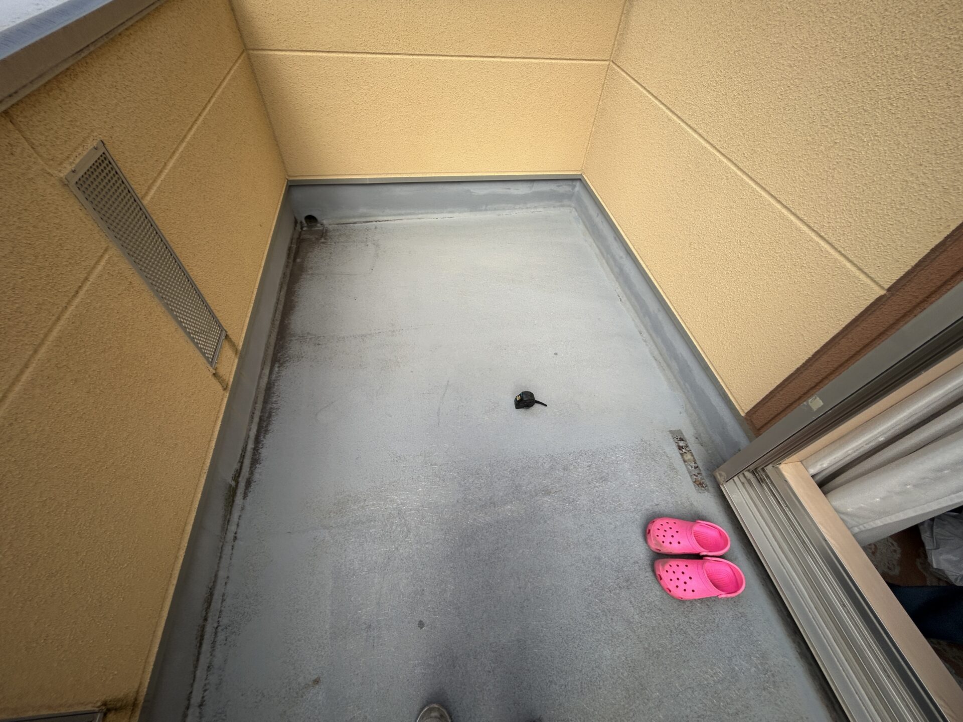 大阪府茨木市春日　３階建２階天井から雨漏り　原因は床面防水層の劣化とALC目地のシーリング劣化　ウレタン防水通気緩衝工法とシーリング打ち替え工事 施工前