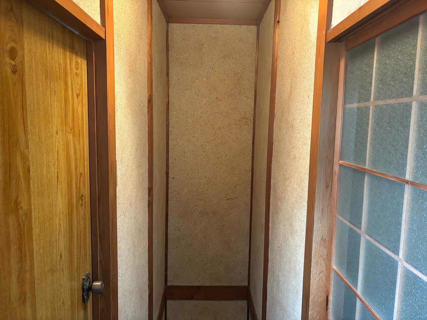 大阪府寝屋川市対馬江西町　砂壁をクロスにリフォーム！さらに床の沈みも一緒に補修しました 施工前