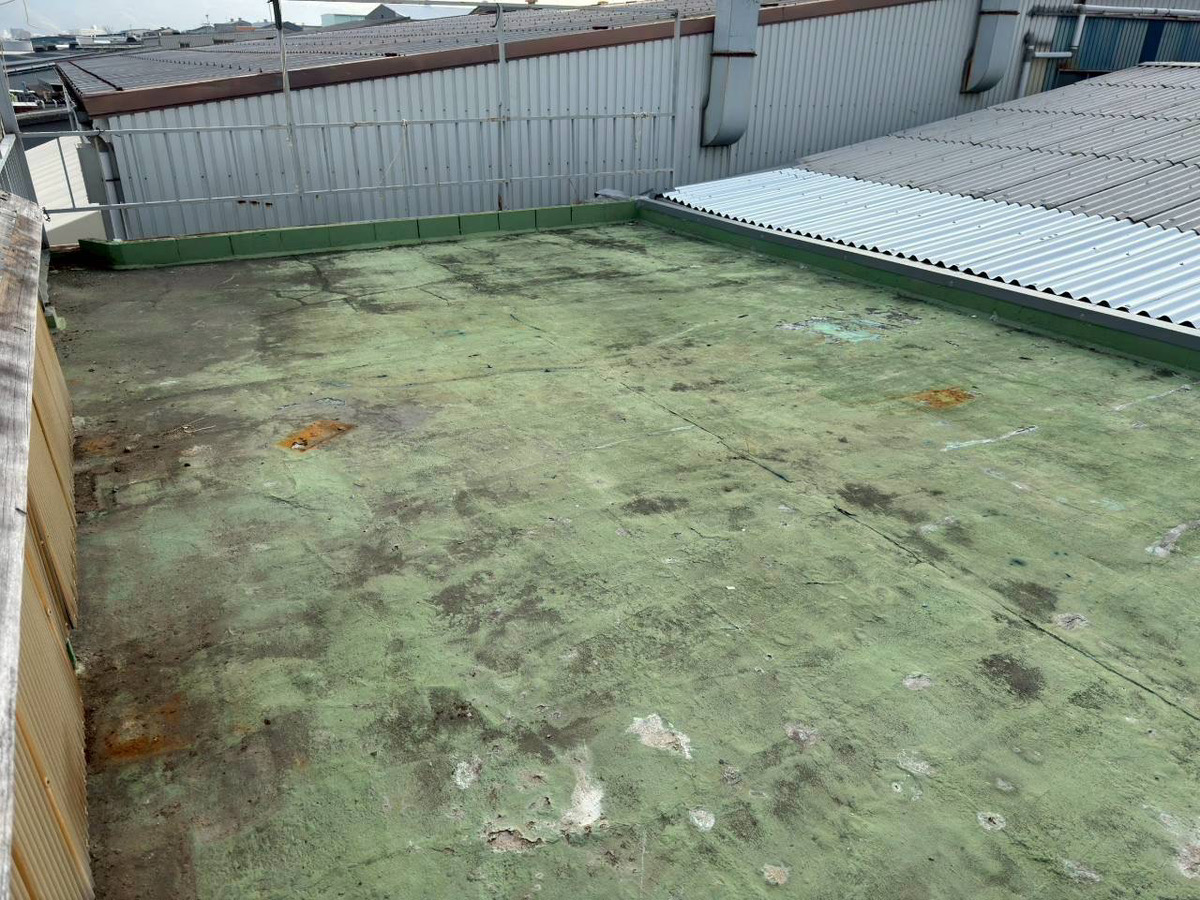 八尾市工場の雨漏り修理・複数箇所の防水工事 施工前