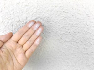 外壁のチョーキングは塗り替えのサイン？白い粉がつく原因と放置のリスク