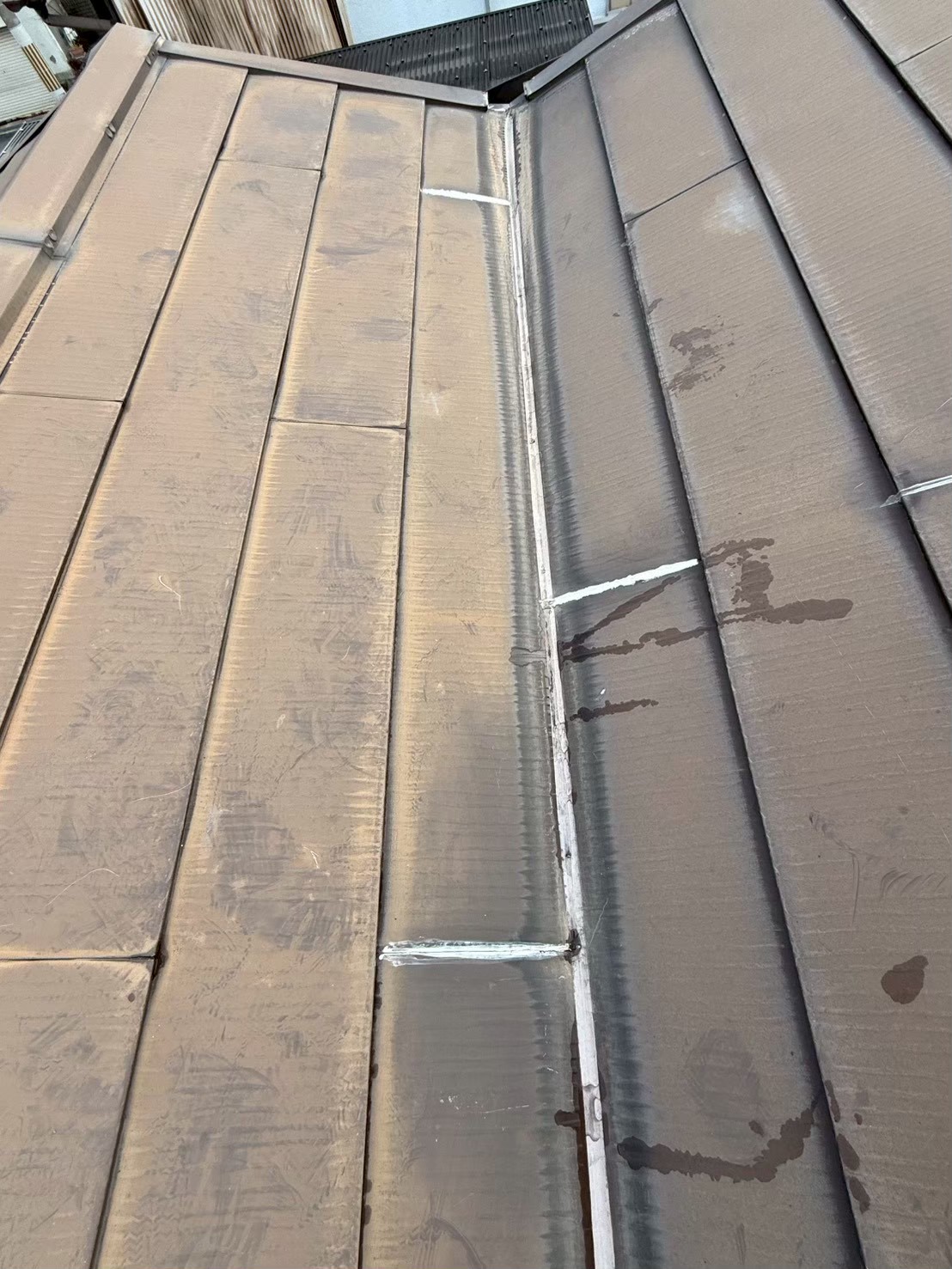 大阪府寝屋川市太秦東が丘　屋根の谷板金が原因の雨漏り｜施工不備をカバー工法で改善 施工前